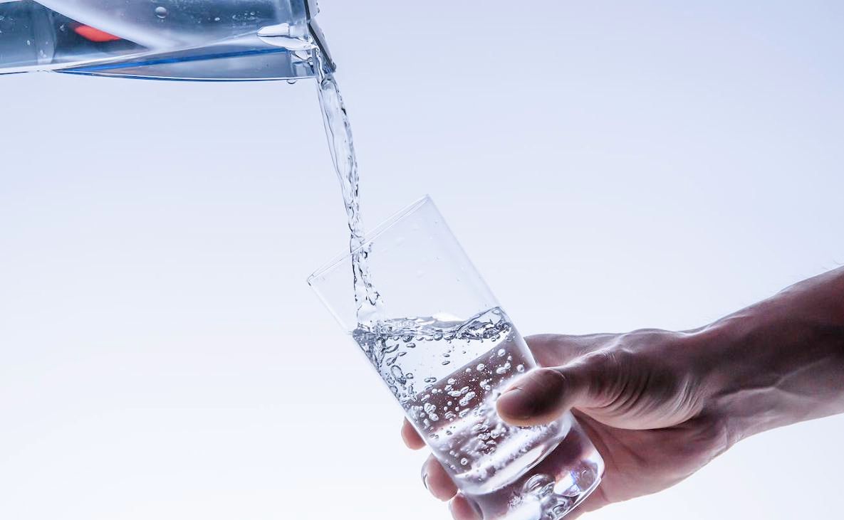 Servir agua del grifo gratis. Ley economia circular