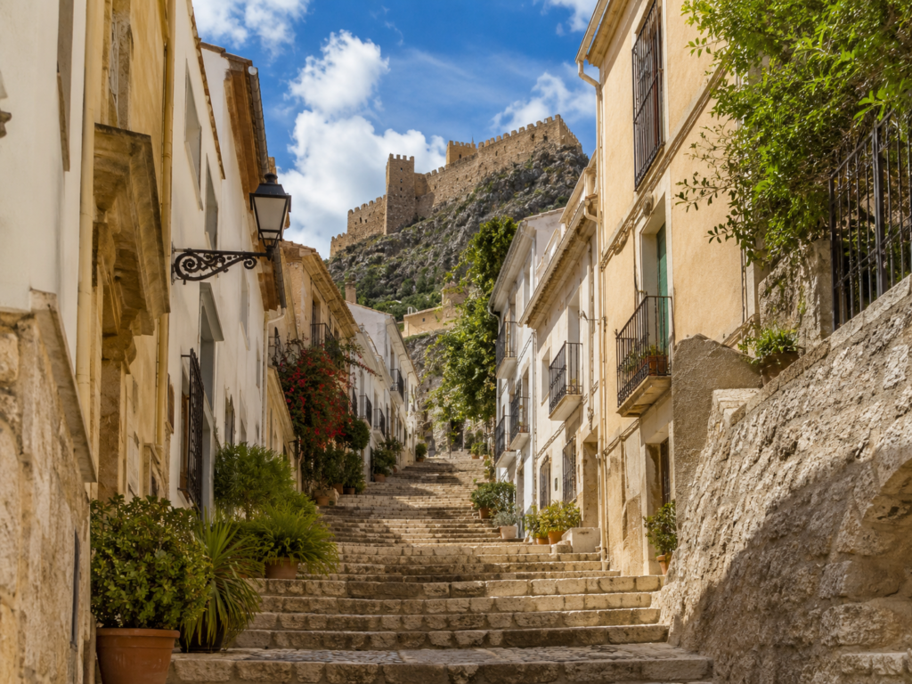 Calles medievales del casco antiguo de Biar con el castillo al fondo