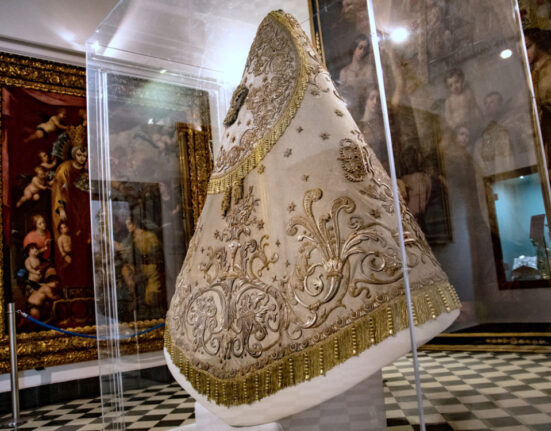 Manto de la Virgen de los Desamparados bordado