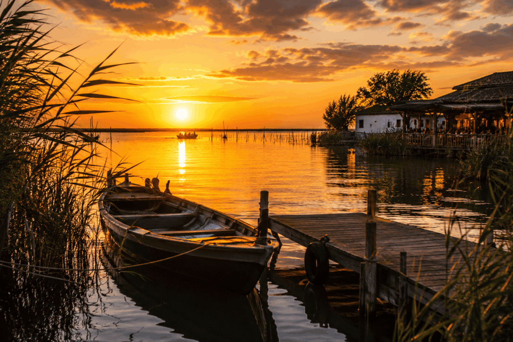 Atardecer en la Albufera de Valencia con barca tradicional junto al embarcadero