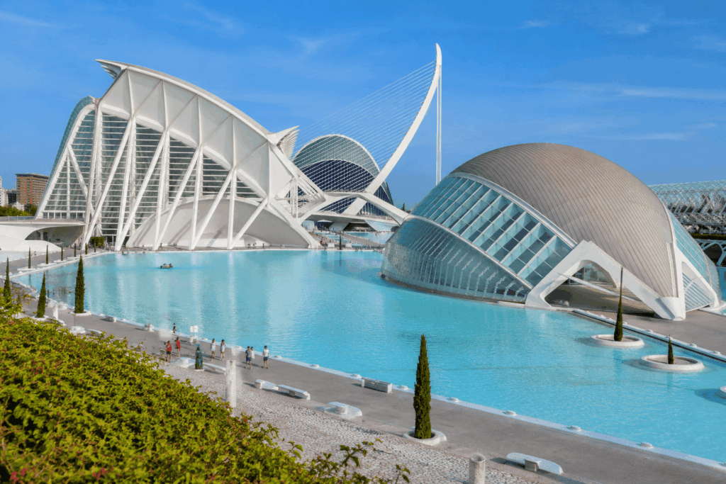Vista de la Ciudad de las Artes y las Ciencias de Valencia con sus edificios y láminas de agua