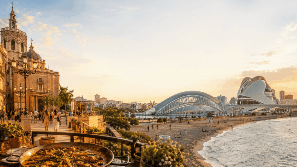 Vista panorámica de Valencia con lugares turísticos, arquitectura mediterránea y experiencias para descubrir la ciudad