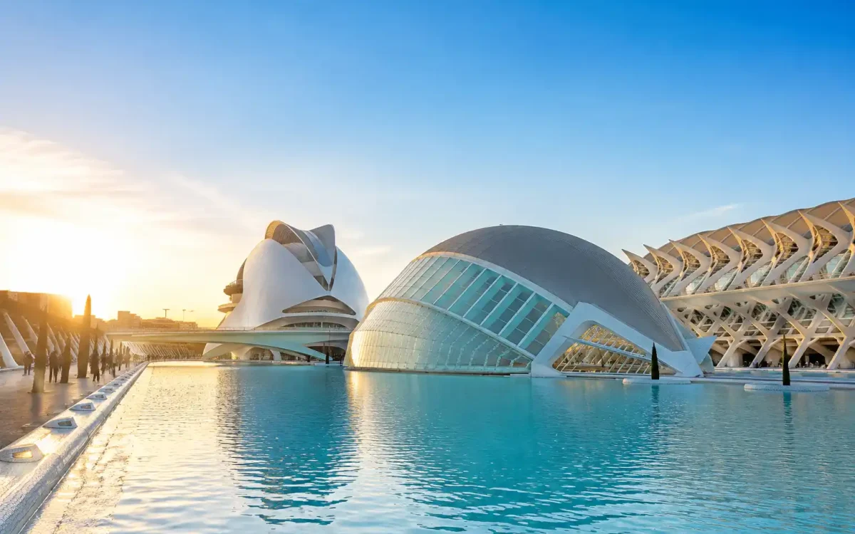 Ciudad de las Artes y las Ciencias de Valencia con reflejos en el agua al amanecer