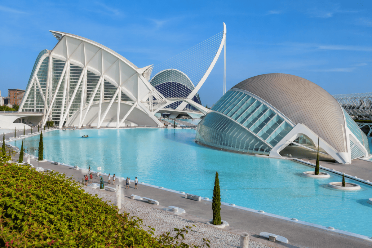 Vista de la Ciudad de las Artes y las Ciencias de Valencia con sus edificios y láminas de agua