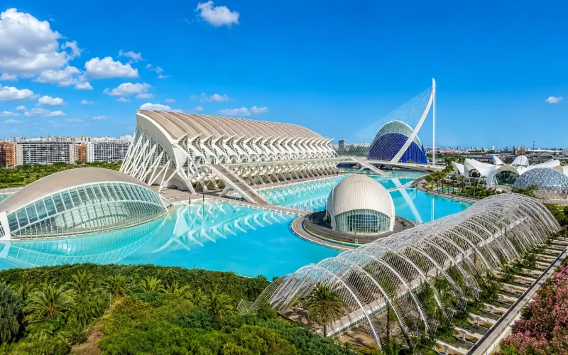 Vista panorámica de la Ciudad de las Artes y las Ciencias de Valencia con el Hemisfèric y el Museo de las Ciencias